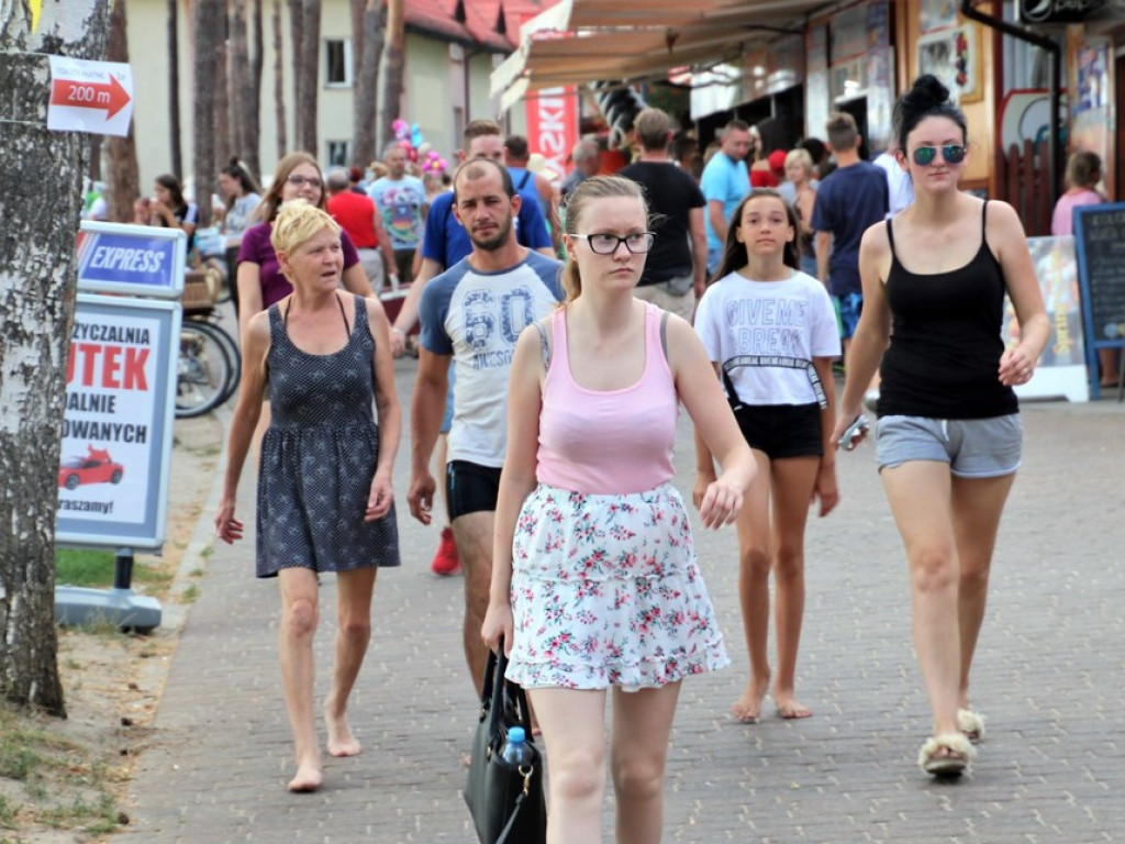 Relaks nad Jeziorem Sławskim. Na plaży tłumy, kolejki po gofry długie