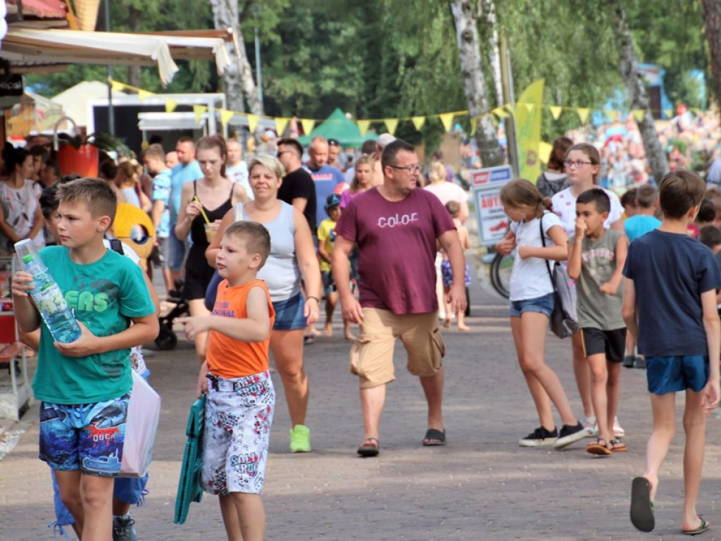 Relaks nad Jeziorem Sławskim. Na plaży tłumy, kolejki po gofry długie