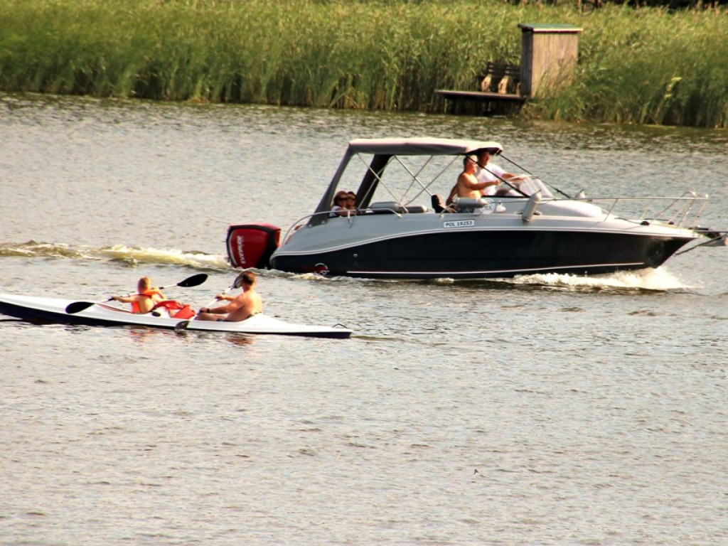 Relaks nad Jeziorem Sławskim. Na plaży tłumy, kolejki po gofry długie