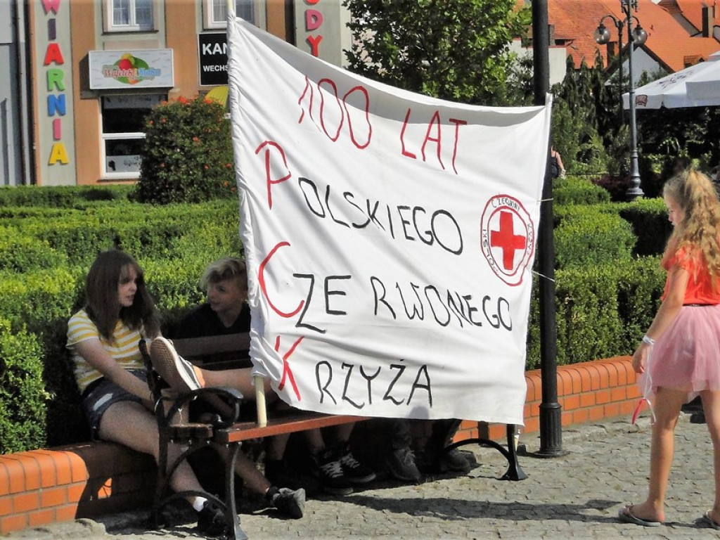 Na sławskim rynku huczne świętowanie z okazji jubileuszu PCK