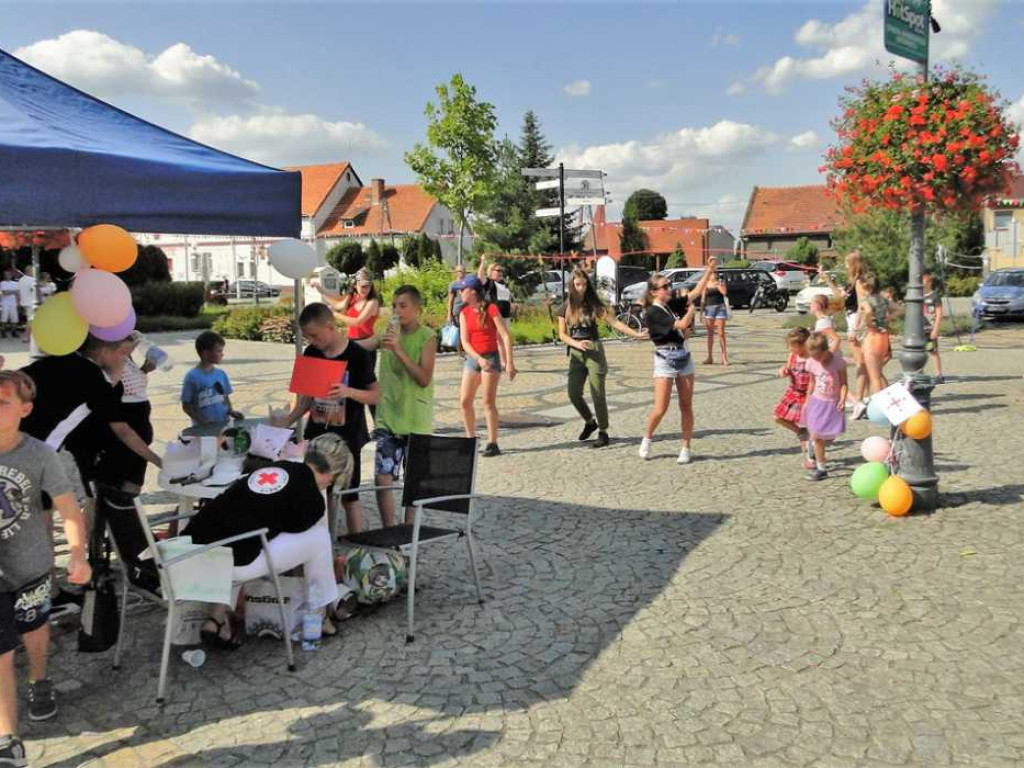 Na sławskim rynku huczne świętowanie z okazji jubileuszu PCK
