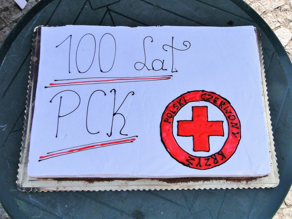 Na sławskim rynku huczne świętowanie z okazji jubileuszu PCK