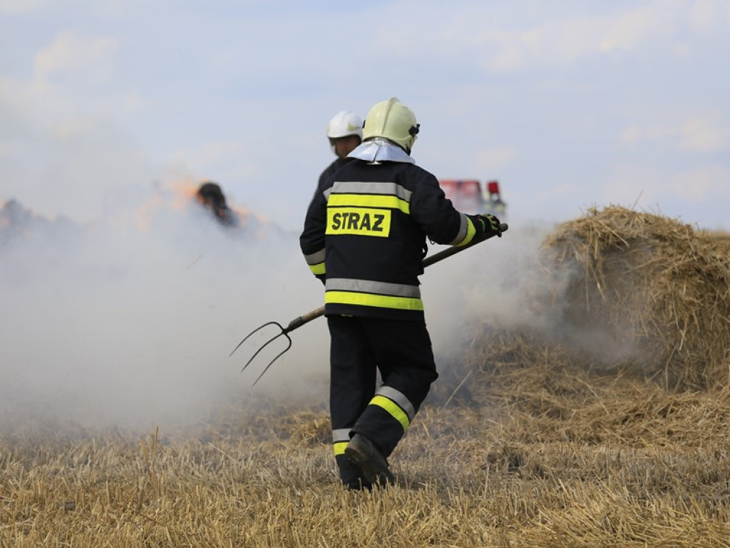 Kolejny pożar! Koło Kulowa spłonęło ściernisko i maszyna rolnicza
