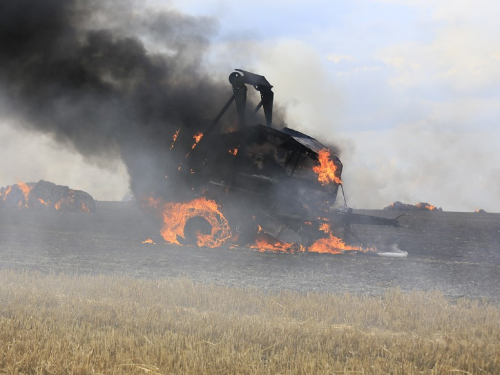 Kolejny pożar! Koło Kulowa spłonęło ściernisko i maszyna rolnicza