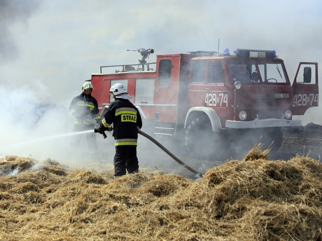 Kolejny pożar! Koło Kulowa spłonęło ściernisko i maszyna rolnicza