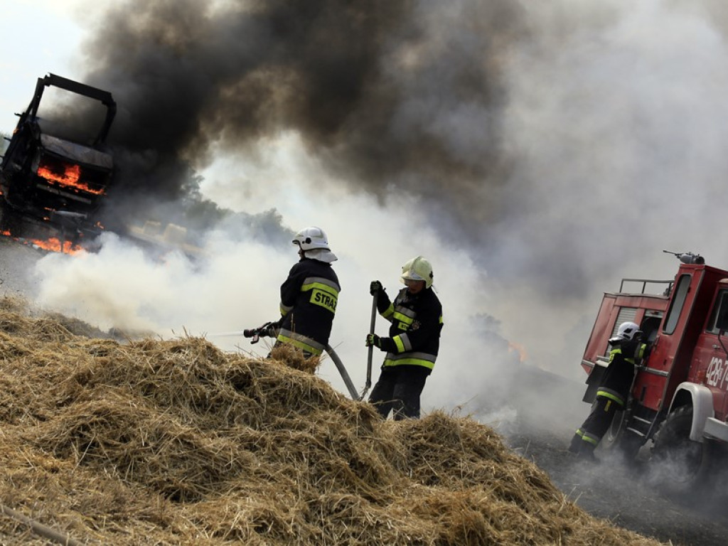 Kolejny pożar! Koło Kulowa spłonęło ściernisko i maszyna rolnicza
