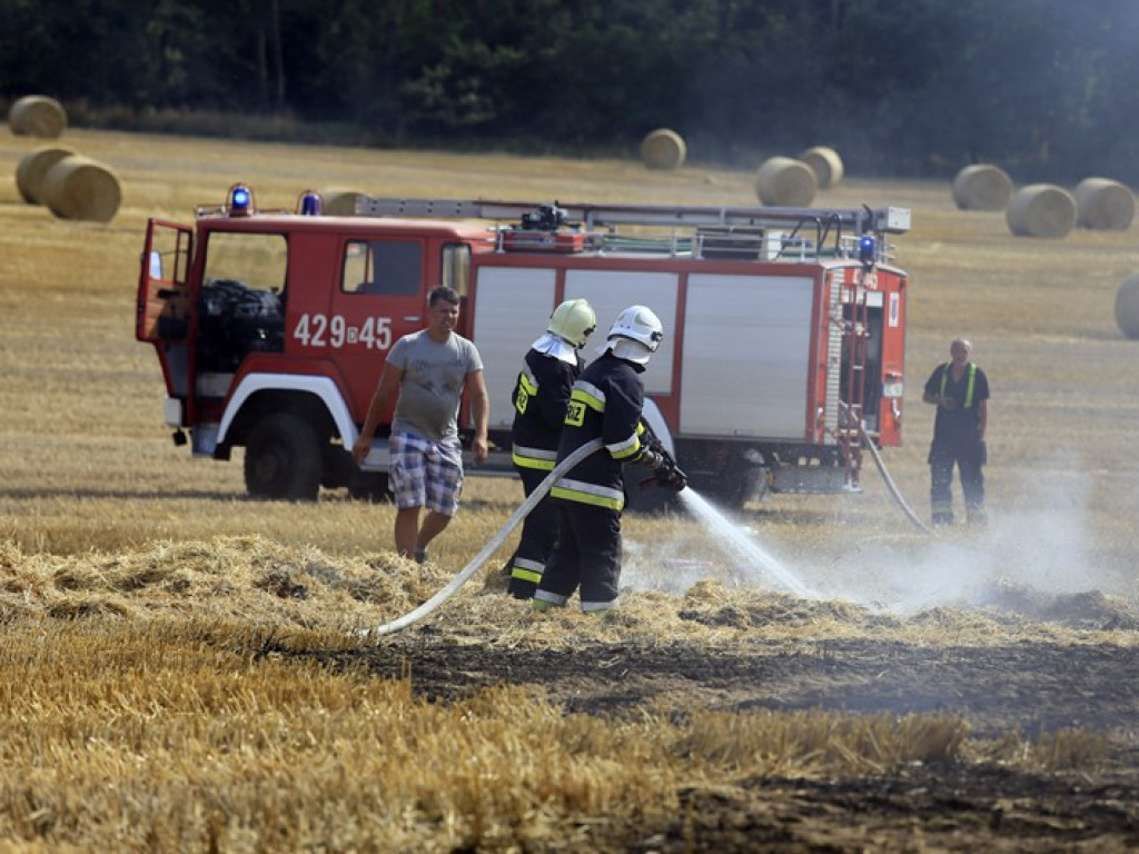 Kolejny pożar! Koło Kulowa spłonęło ściernisko i maszyna rolnicza