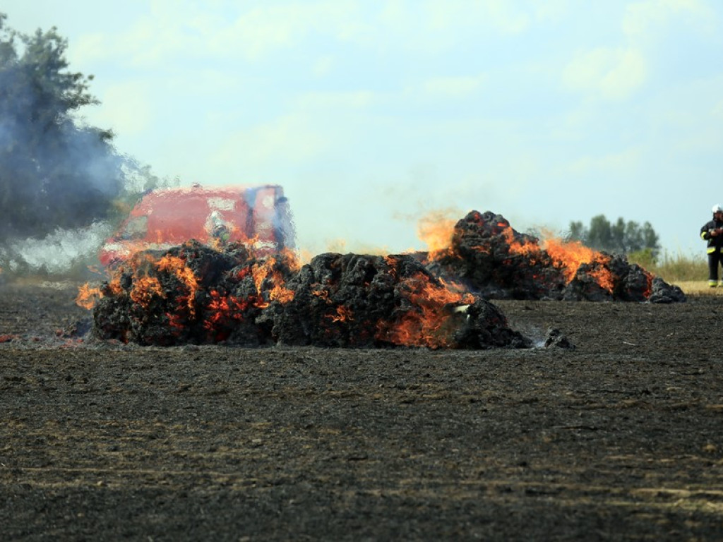 Kolejny pożar! Koło Kulowa spłonęło ściernisko i maszyna rolnicza