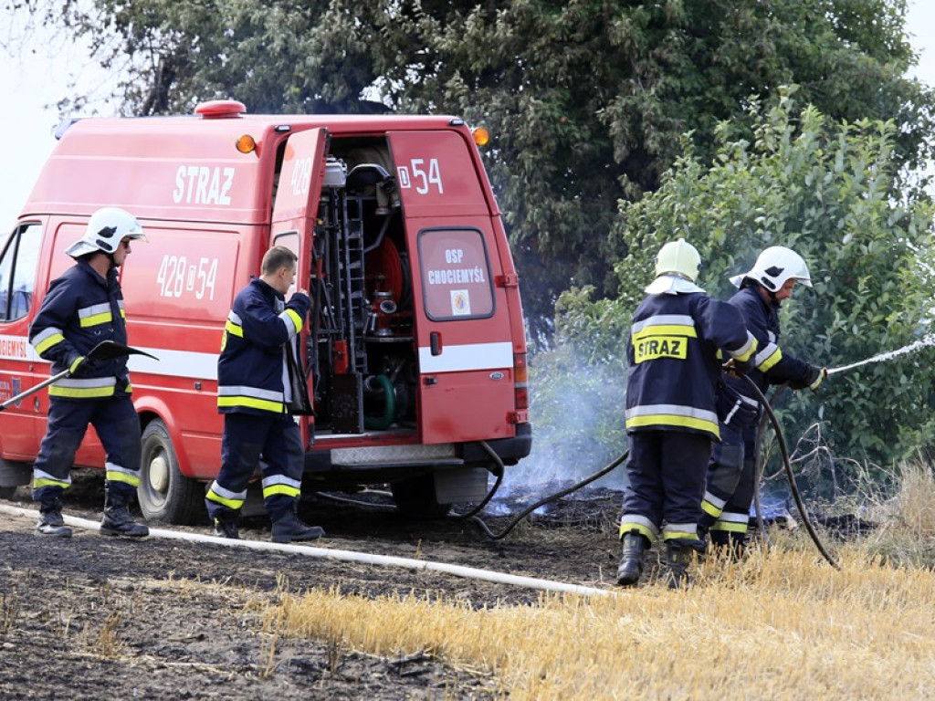 Kolejny pożar! Koło Kulowa spłonęło ściernisko i maszyna rolnicza