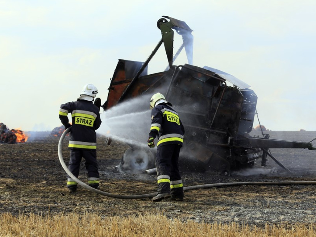 Kolejny pożar! Koło Kulowa spłonęło ściernisko i maszyna rolnicza