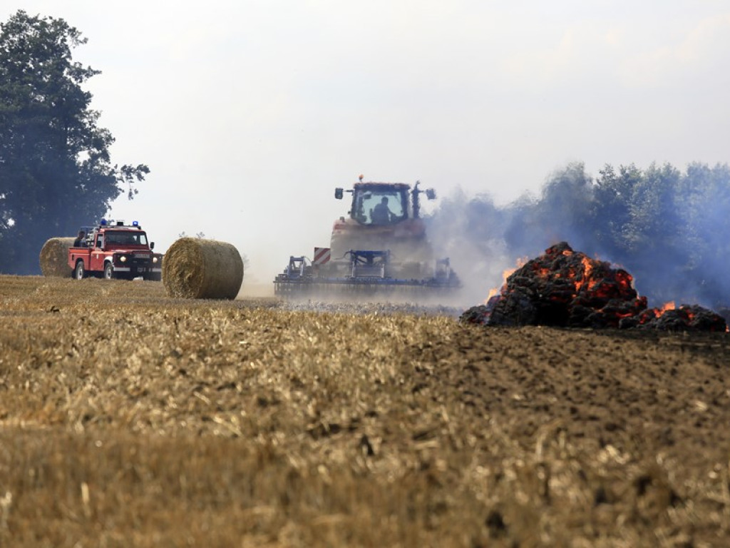 Kolejny pożar! Koło Kulowa spłonęło ściernisko i maszyna rolnicza