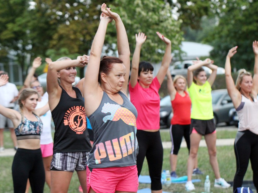 Otwarty trening ambasadorki Ewy Chodakowskiej ściągnął na marinę nie tylko kobiety