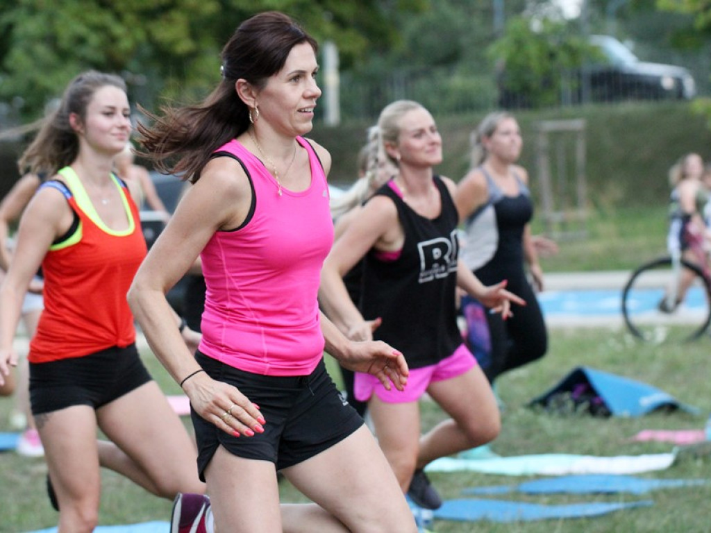 Otwarty trening ambasadorki Ewy Chodakowskiej ściągnął na marinę nie tylko kobiety