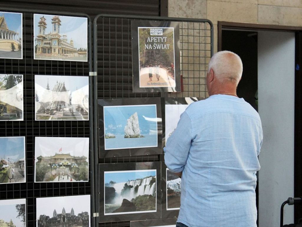 Wystawa podróżniczki Grażyny Sroczyńskiej ozdabia kolejowy dworzec. Co dalej?