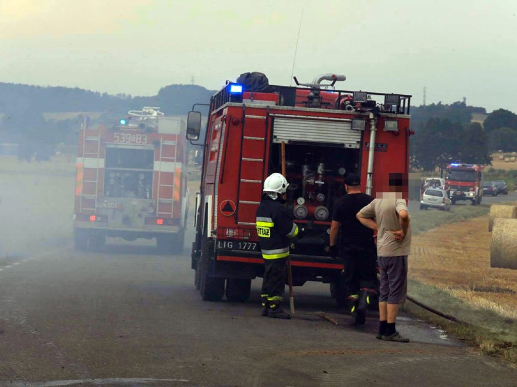 Strażacy walczą z żywiołem w morderczych warunkach! Płonie kilka hektarów ścierniska. ZOBACZ ZDJĘCIA