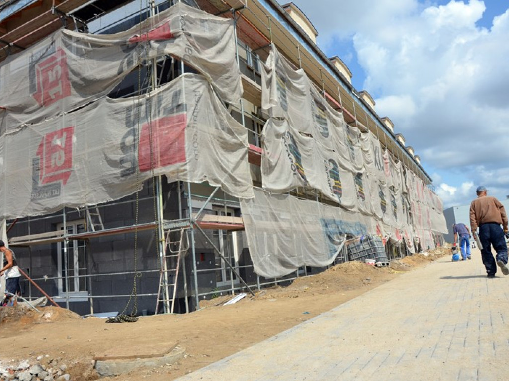 Fachowcy mają ręce pełne roboty. Jedni tynkują, drudzy kładą płytki w łazience