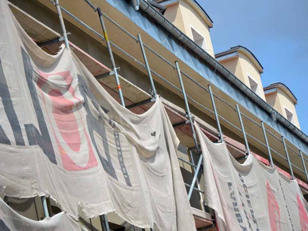 Fachowcy mają ręce pełne roboty. Jedni tynkują, drudzy kładą płytki w łazience