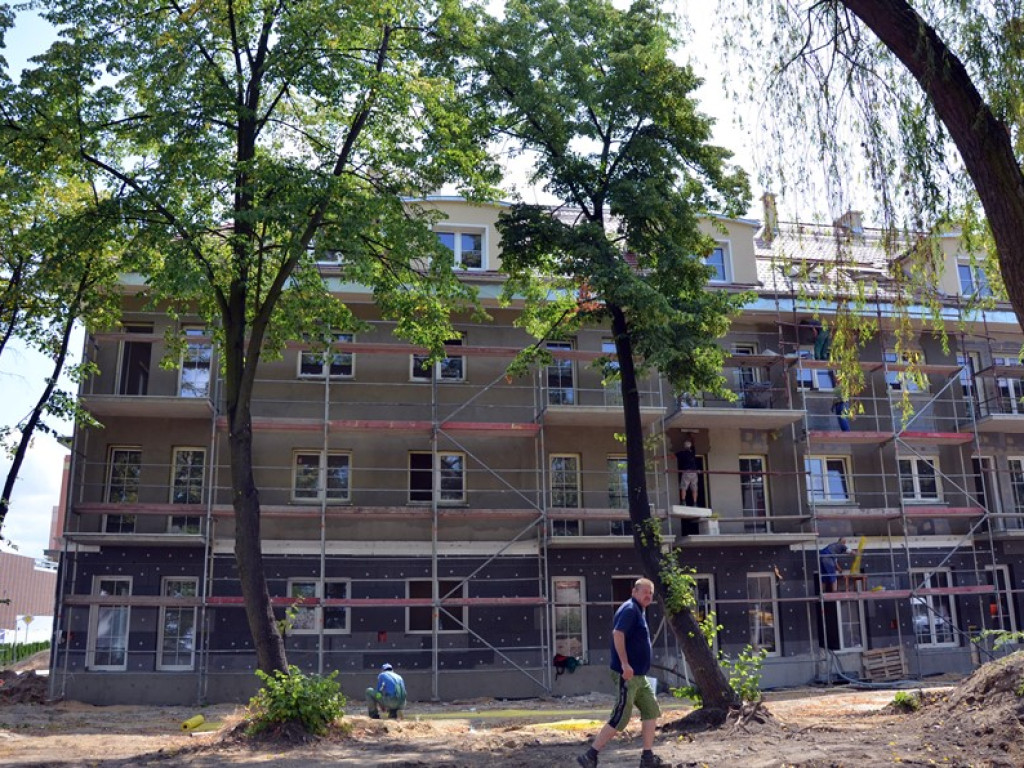 Fachowcy mają ręce pełne roboty. Jedni tynkują, drudzy kładą płytki w łazience