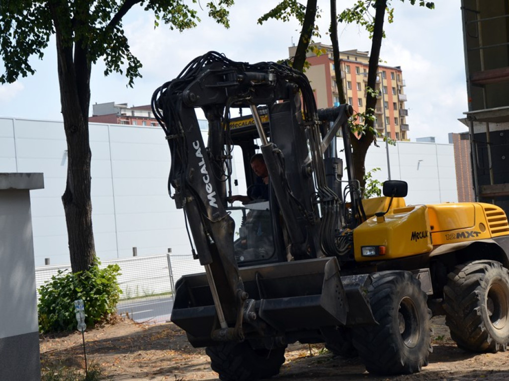 Fachowcy mają ręce pełne roboty. Jedni tynkują, drudzy kładą płytki w łazience
