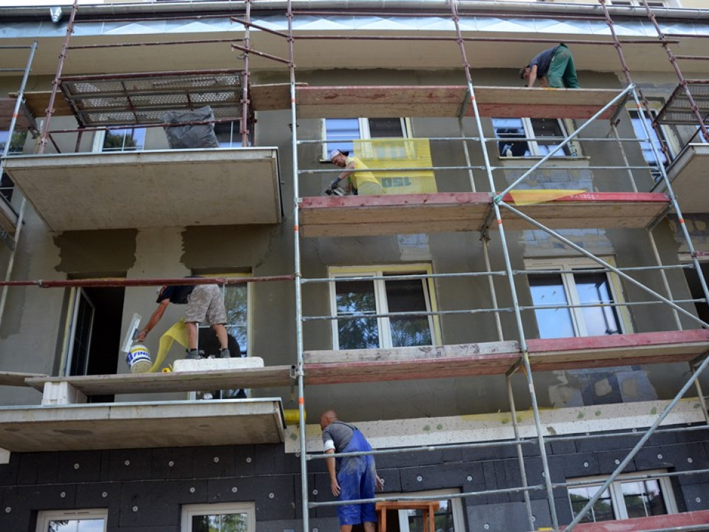 Fachowcy mają ręce pełne roboty. Jedni tynkują, drudzy kładą płytki w łazience