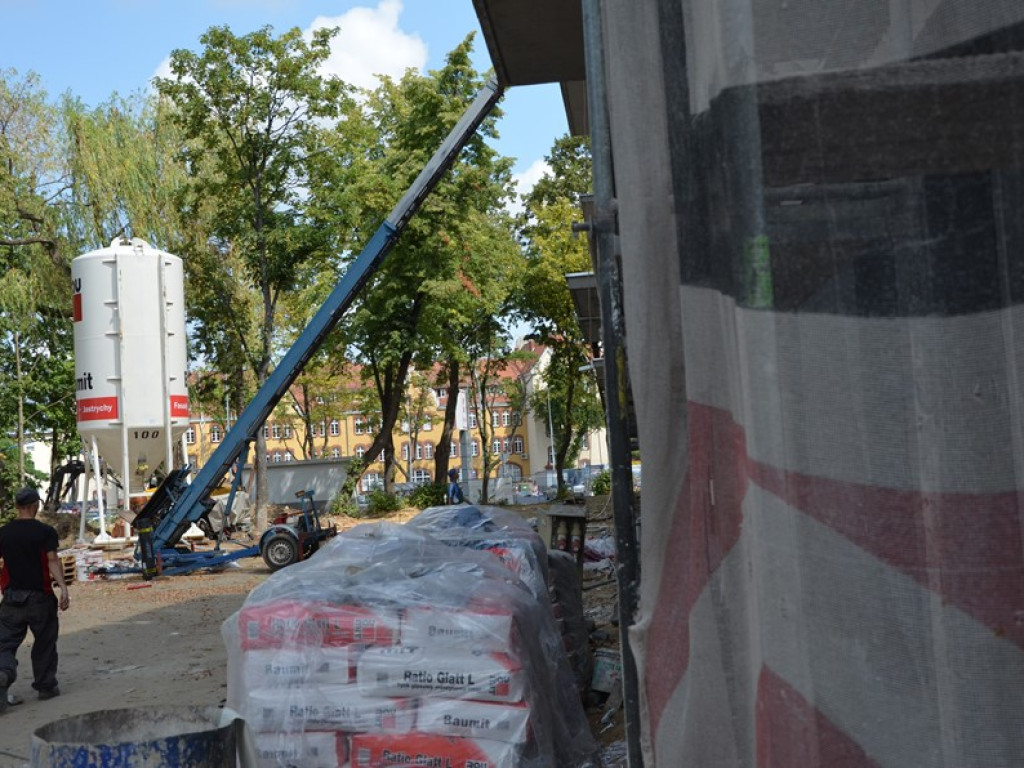 Fachowcy mają ręce pełne roboty. Jedni tynkują, drudzy kładą płytki w łazience