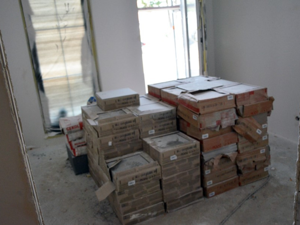 Fachowcy mają ręce pełne roboty. Jedni tynkują, drudzy kładą płytki w łazience