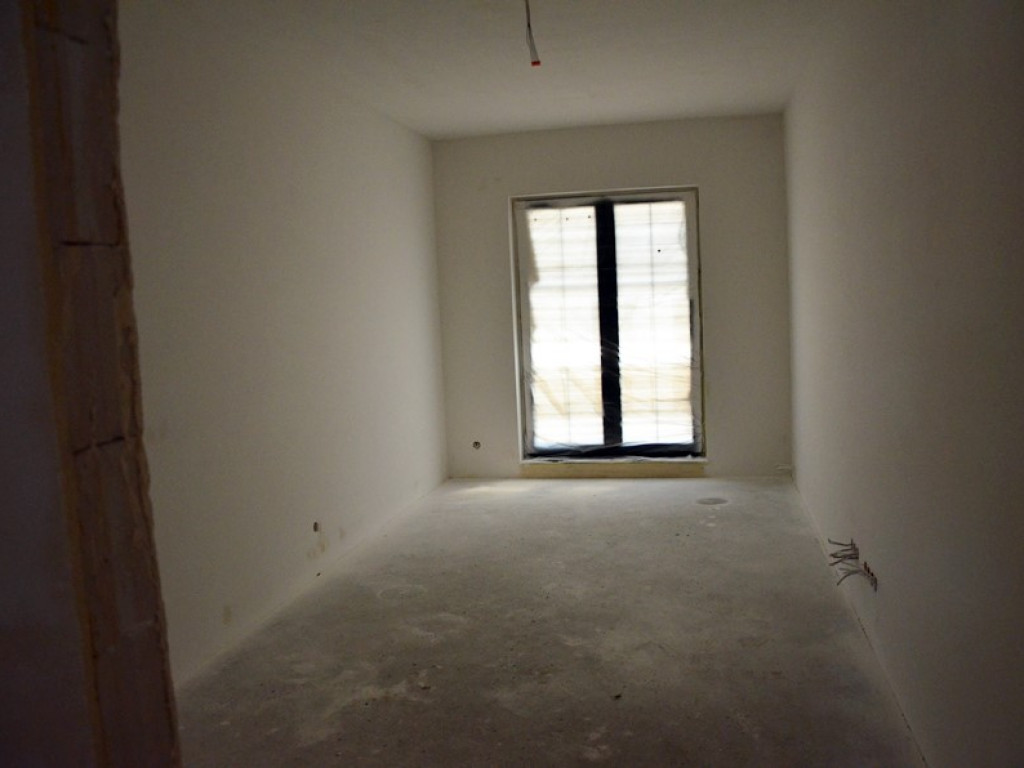 Fachowcy mają ręce pełne roboty. Jedni tynkują, drudzy kładą płytki w łazience