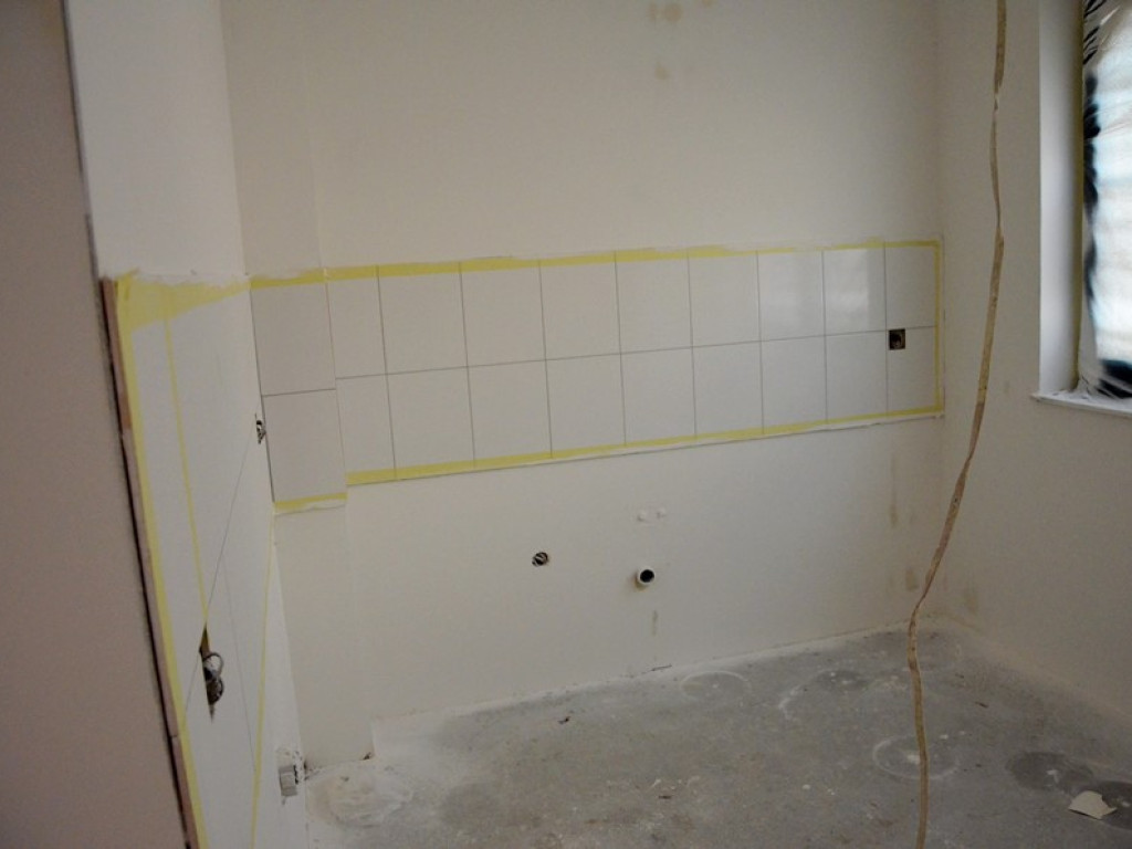 Fachowcy mają ręce pełne roboty. Jedni tynkują, drudzy kładą płytki w łazience