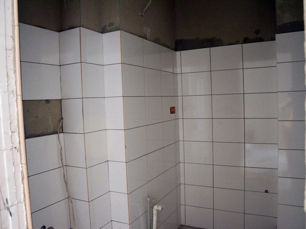 Fachowcy mają ręce pełne roboty. Jedni tynkują, drudzy kładą płytki w łazience