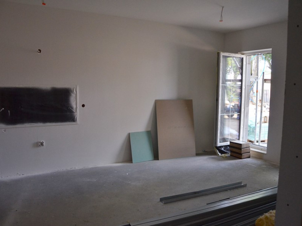 Fachowcy mają ręce pełne roboty. Jedni tynkują, drudzy kładą płytki w łazience