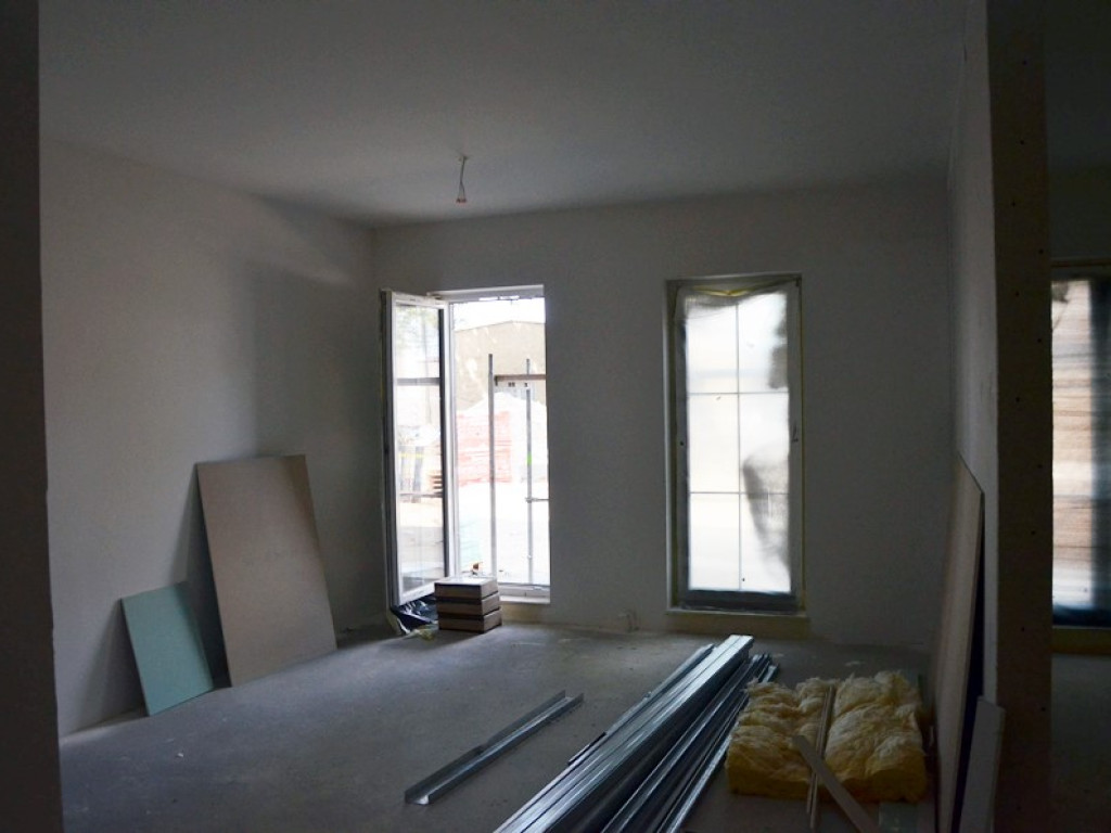 Fachowcy mają ręce pełne roboty. Jedni tynkują, drudzy kładą płytki w łazience