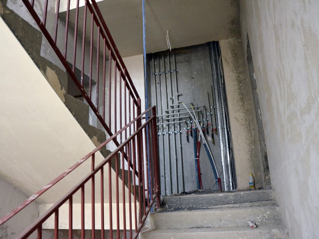 Fachowcy mają ręce pełne roboty. Jedni tynkują, drudzy kładą płytki w łazience