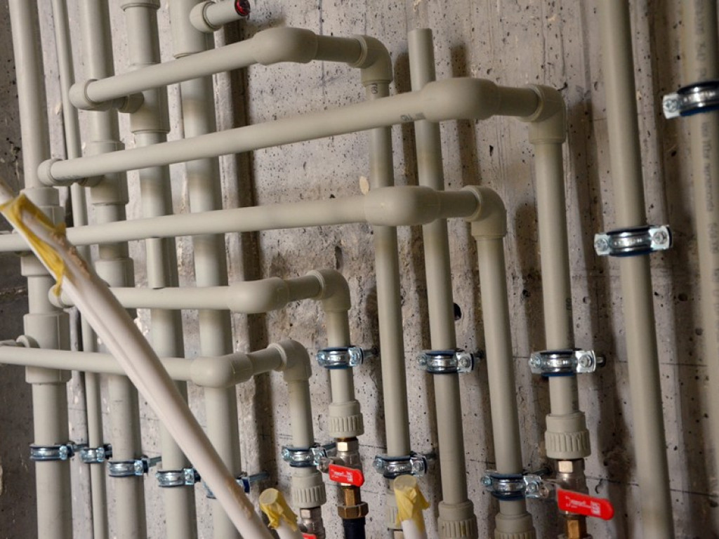 Fachowcy mają ręce pełne roboty. Jedni tynkują, drudzy kładą płytki w łazience