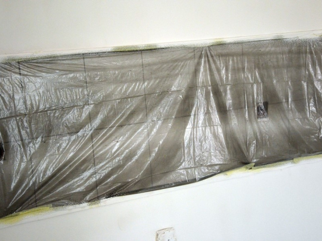 Fachowcy mają ręce pełne roboty. Jedni tynkują, drudzy kładą płytki w łazience