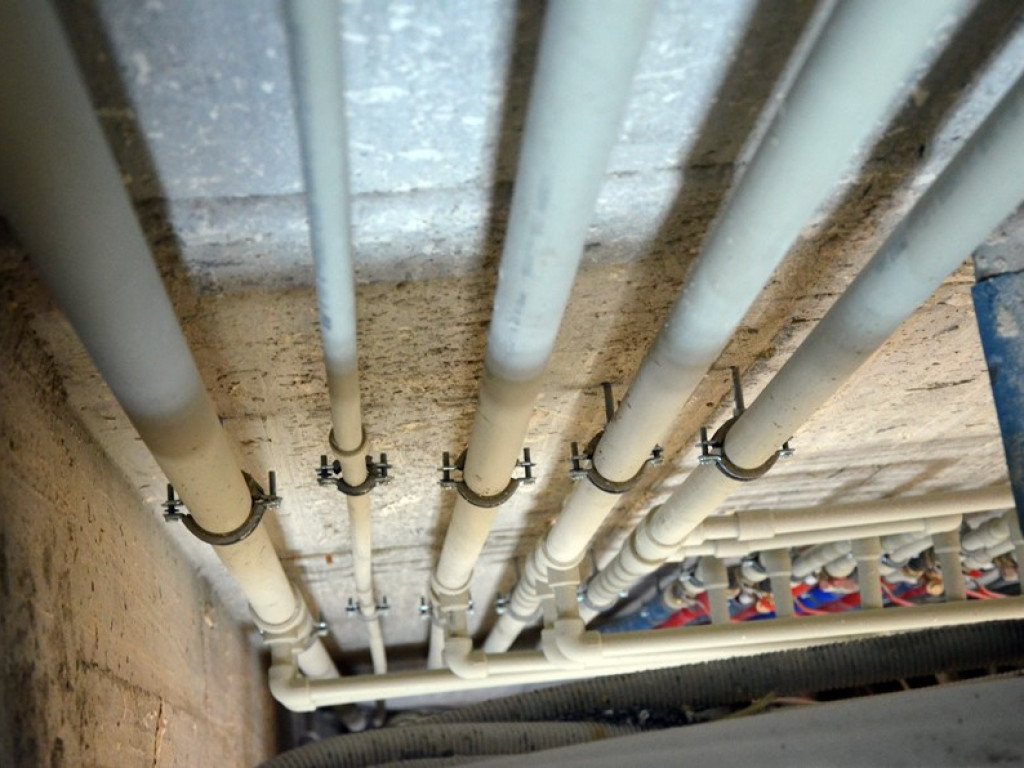 Fachowcy mają ręce pełne roboty. Jedni tynkują, drudzy kładą płytki w łazience