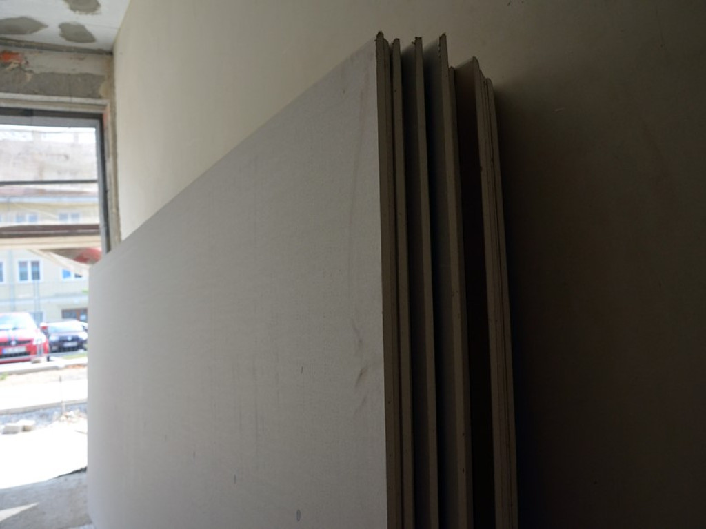 Fachowcy mają ręce pełne roboty. Jedni tynkują, drudzy kładą płytki w łazience