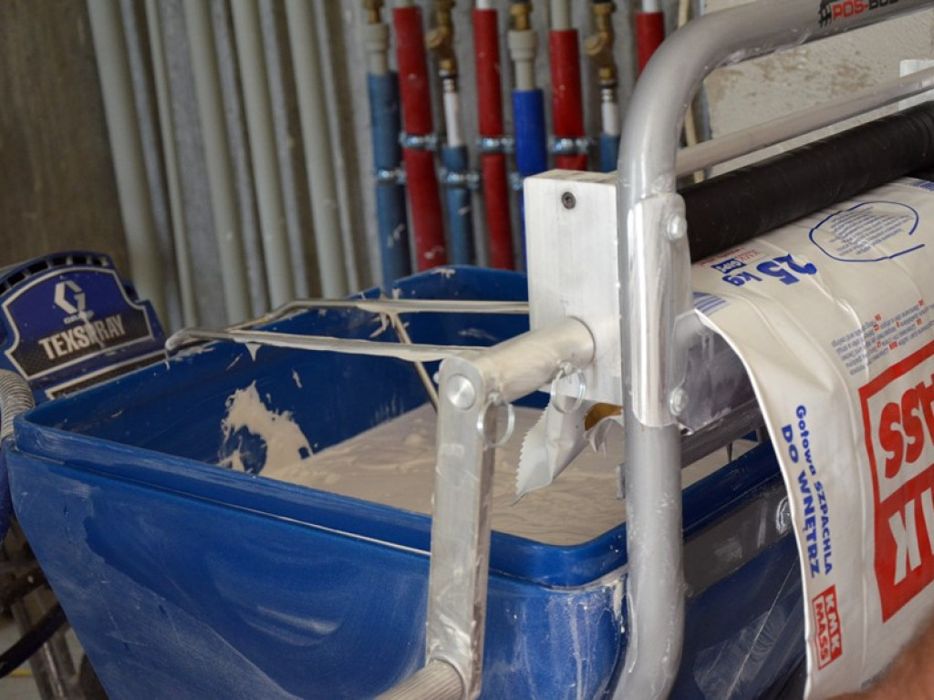 Fachowcy mają ręce pełne roboty. Jedni tynkują, drudzy kładą płytki w łazience