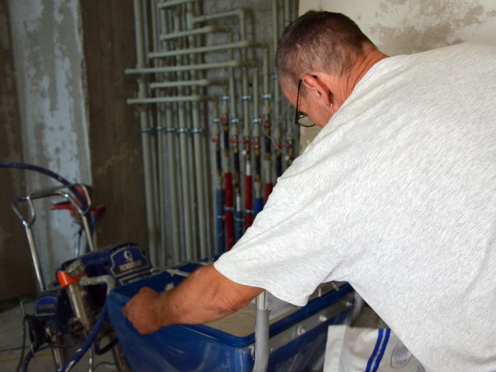 Fachowcy mają ręce pełne roboty. Jedni tynkują, drudzy kładą płytki w łazience