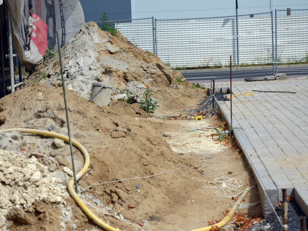 Fachowcy mają ręce pełne roboty. Jedni tynkują, drudzy kładą płytki w łazience