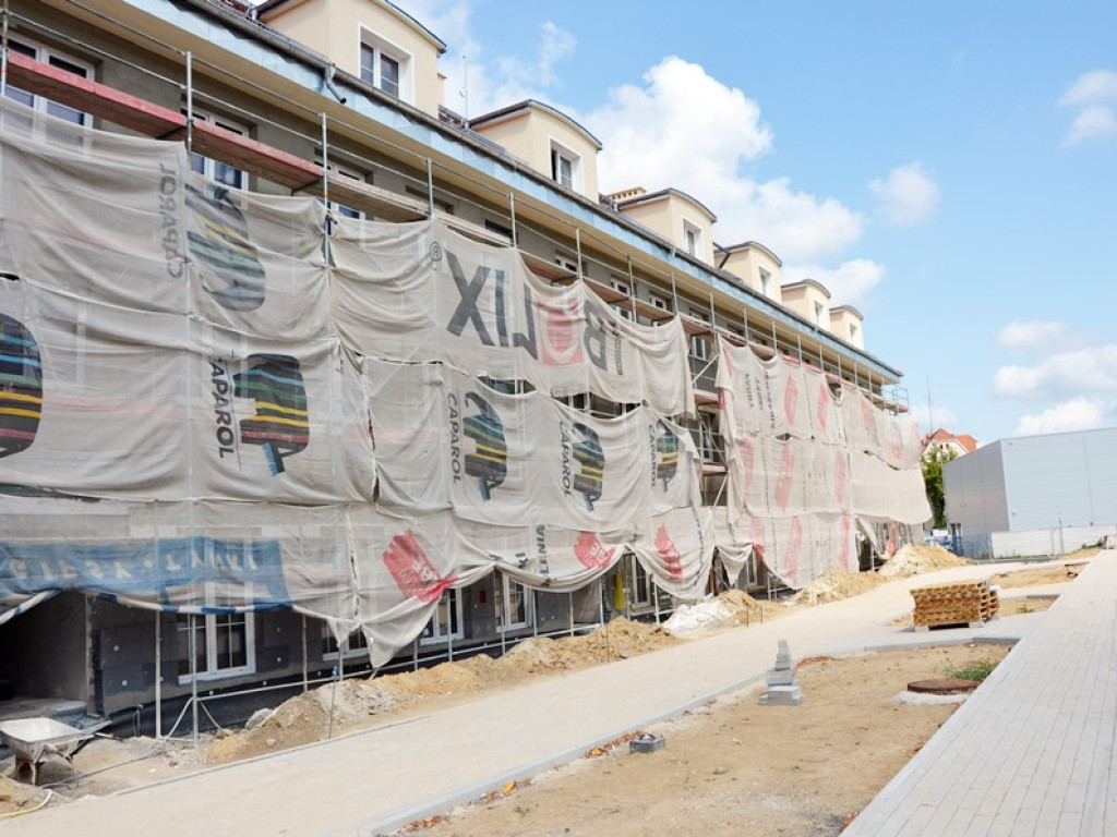 Fachowcy mają ręce pełne roboty. Jedni tynkują, drudzy kładą płytki w łazience