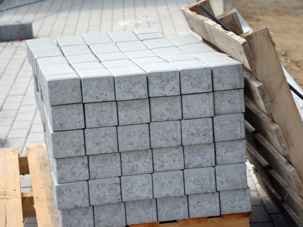 Fachowcy mają ręce pełne roboty. Jedni tynkują, drudzy kładą płytki w łazience