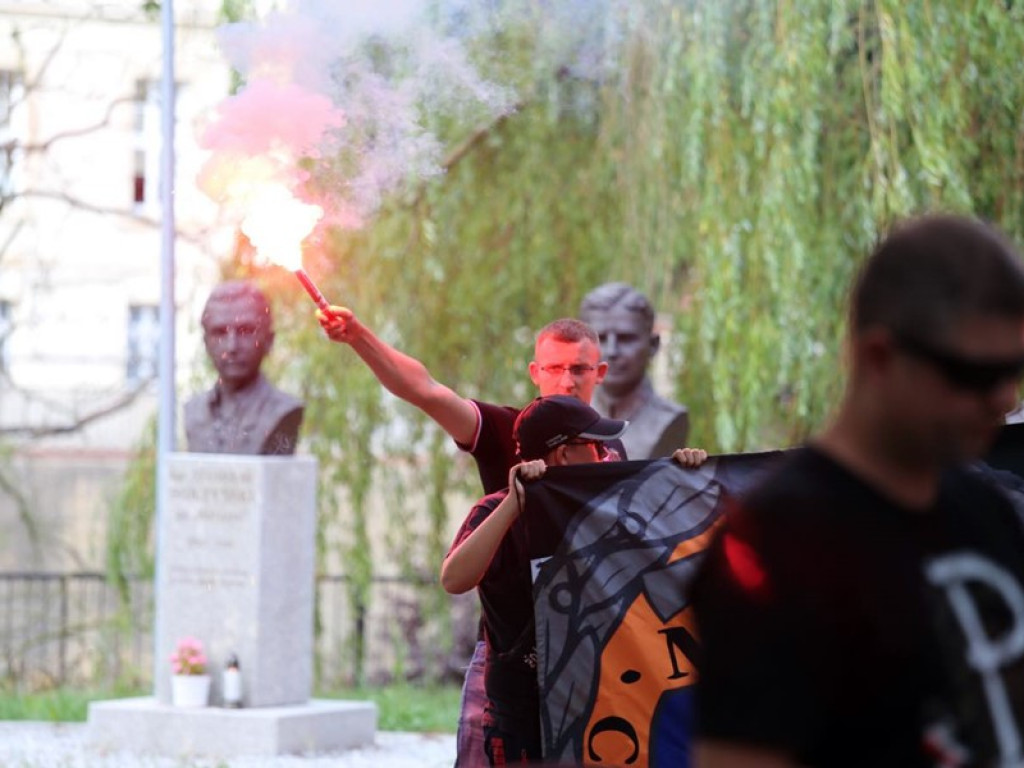 Chwila zadumy przy Pomniku Podziemia Niepodległościowego w rocznicę powstania