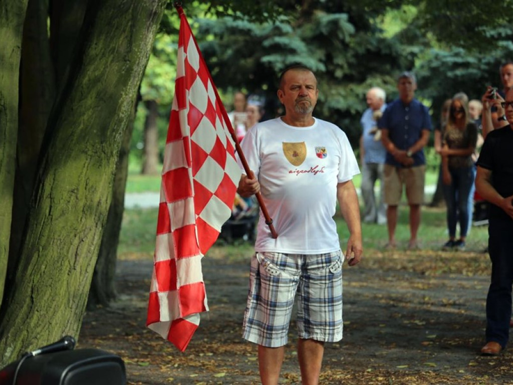 Chwila zadumy przy Pomniku Podziemia Niepodległościowego w rocznicę powstania