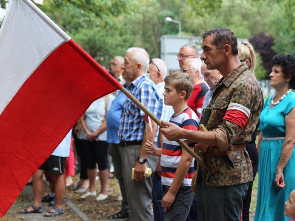Chwila zadumy przy Pomniku Podziemia Niepodległościowego w rocznicę powstania