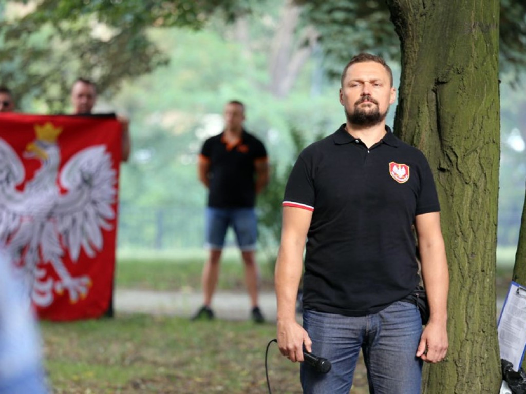 Chwila zadumy przy Pomniku Podziemia Niepodległościowego w rocznicę powstania