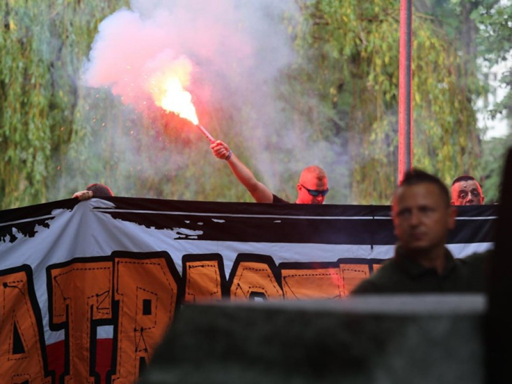 Chwila zadumy przy Pomniku Podziemia Niepodległościowego w rocznicę powstania