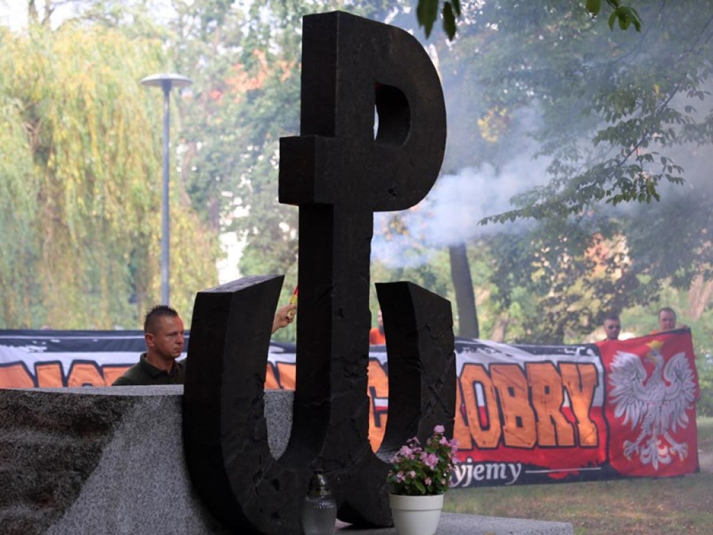 Chwila zadumy przy Pomniku Podziemia Niepodległościowego w rocznicę powstania