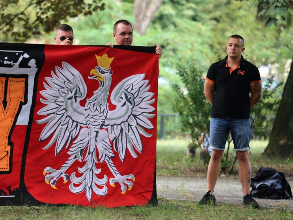 Chwila zadumy przy Pomniku Podziemia Niepodległościowego w rocznicę powstania