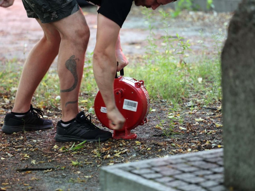 Chwila zadumy przy Pomniku Podziemia Niepodległościowego w rocznicę powstania