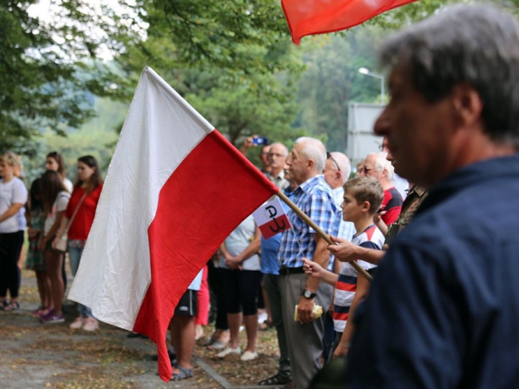 Chwila zadumy przy Pomniku Podziemia Niepodległościowego w rocznicę powstania